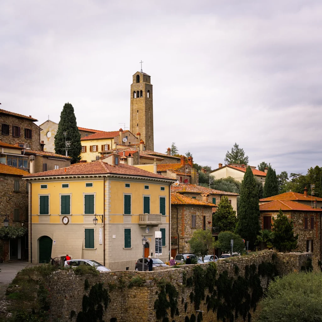 Die Häuser im Dorf Civitella in Val di Chiana in der Toskana. Der Kirchturm ragt hoch in die Luft
