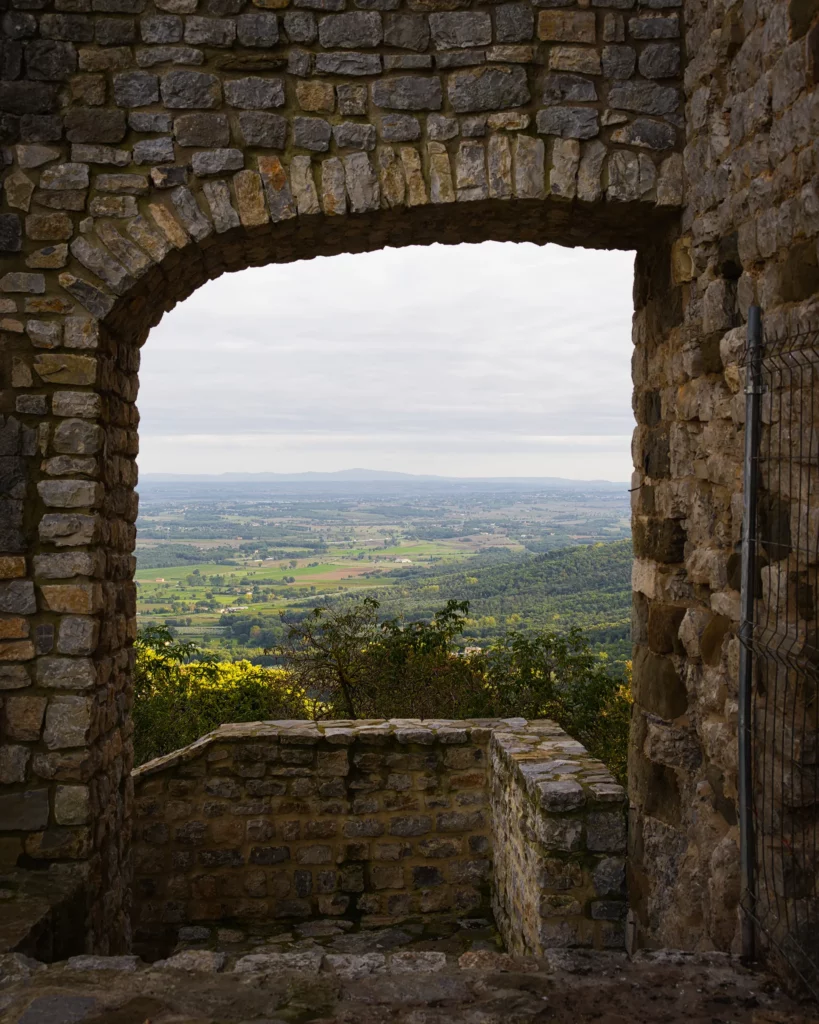 Die Ebene der Toskana in Arezzo Eingerahmt durch ein Tor in der Mauer des Dorfes Civitella in Val di Chiana
