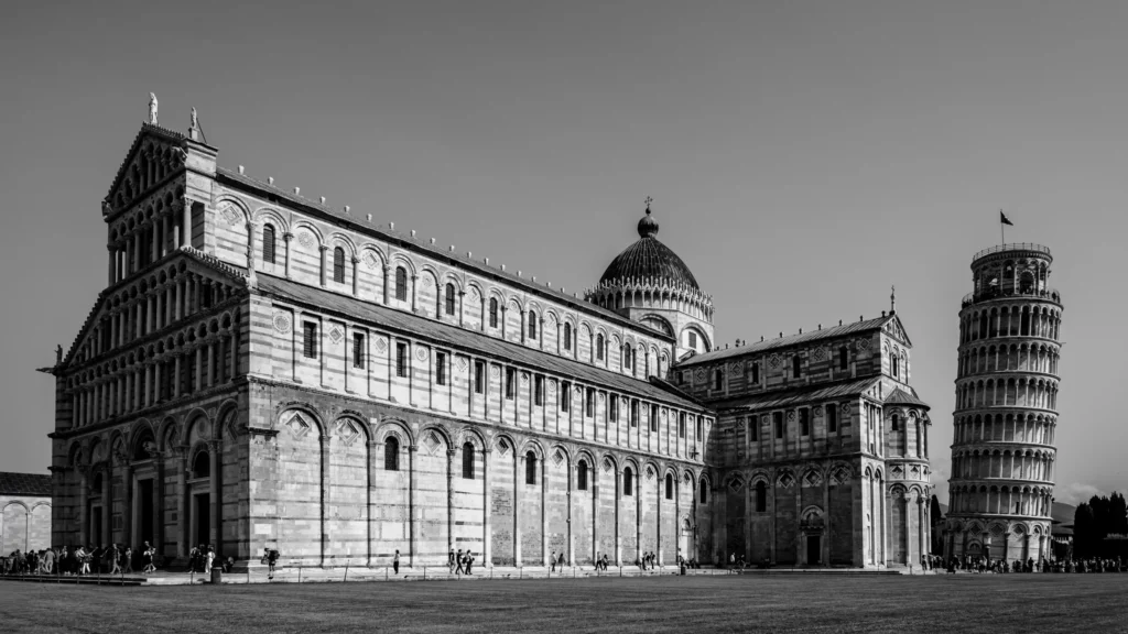 Schwarzweißaufnahme des Doms von Pisa mit dem schiefen Turm im Hintergrund