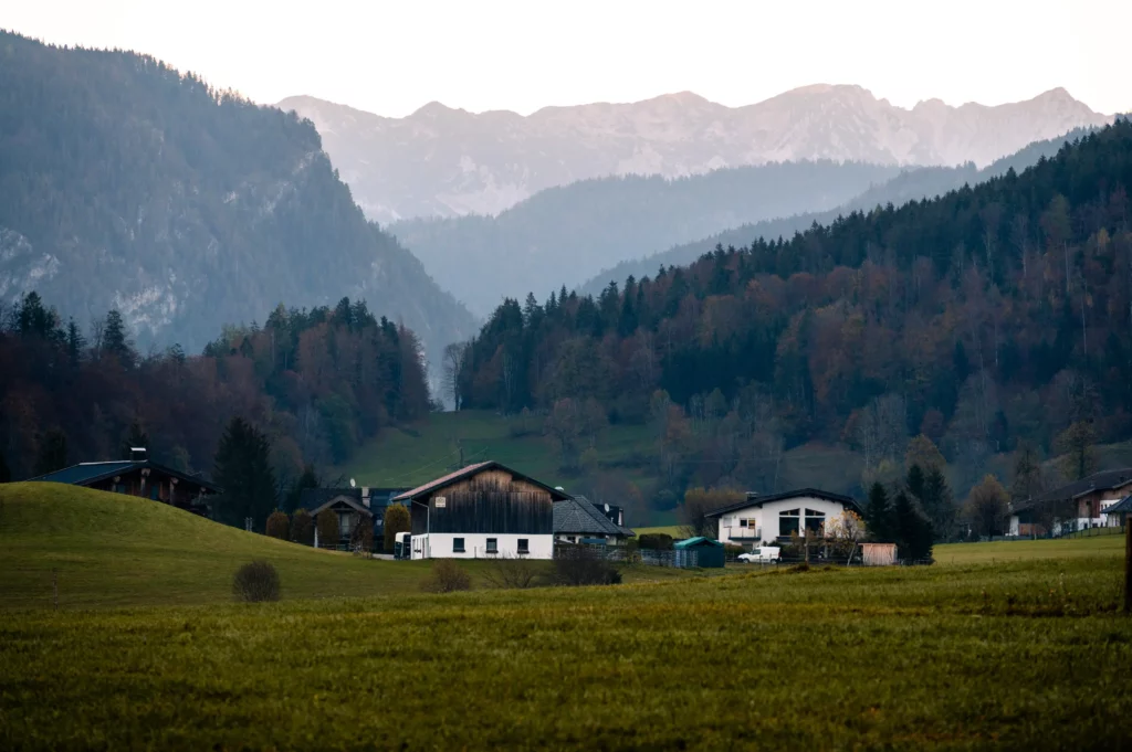 Die Berge von Tirol im Hintergrund und einige Hauser im Vordergrund